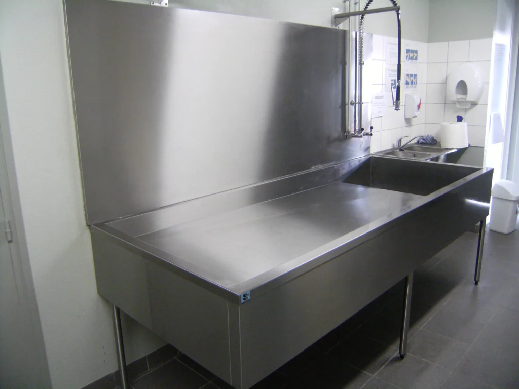 equipement-industriel-inox-convoyeur-inox-table-decoupe-inox-agroalimentaire-savinox-chaudronnerie-mettalerie-inox-sur-mesure-nantes-01