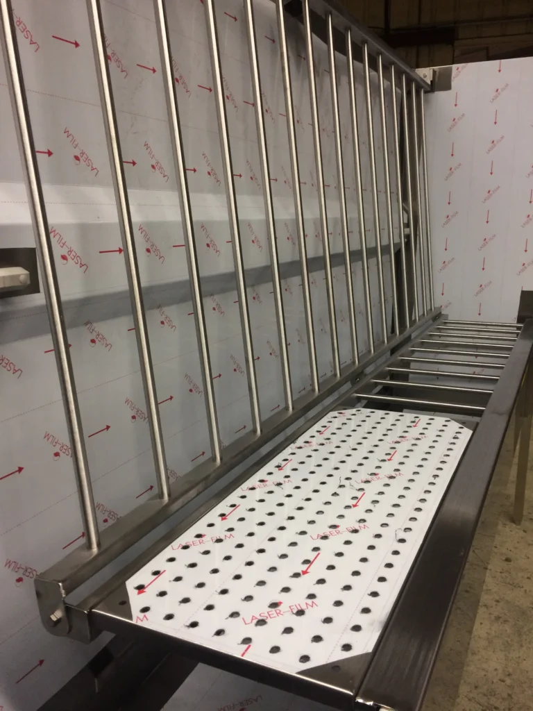 equipement-industriel-inox-convoyeur-inox-table-decoupe-inox-agroalimentaire-savinox-chaudronnerie-mettalerie-inox-sur-mesure-nantes-10