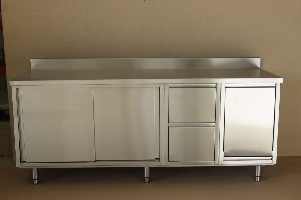 equipement-plonges-tabling-inox-cuisine-professionnelle-inox-laboratoire-culinaire-collectivites-savinox-chaudronnerie-mettalerie-inox-sur-mesure-nantes-19