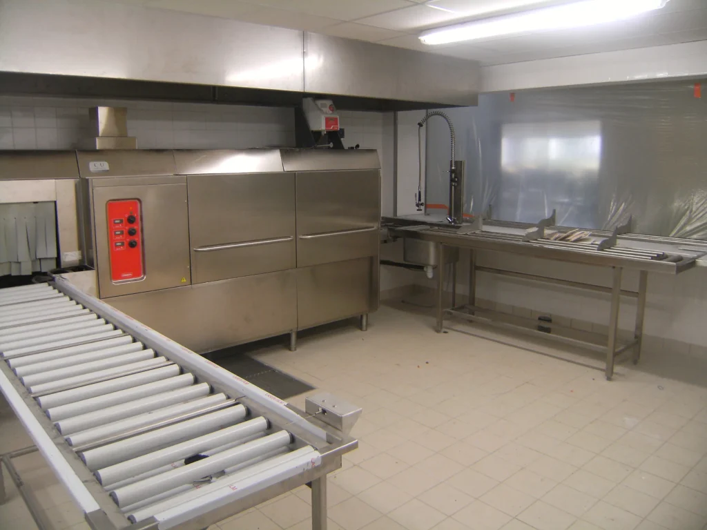 equipement-plonges-tabling-inox-cuisine-professionnelle-inox-laboratoire-culinaire-collectivites-savinox-chaudronnerie-mettalerie-inox-sur-mesure-nantes-24