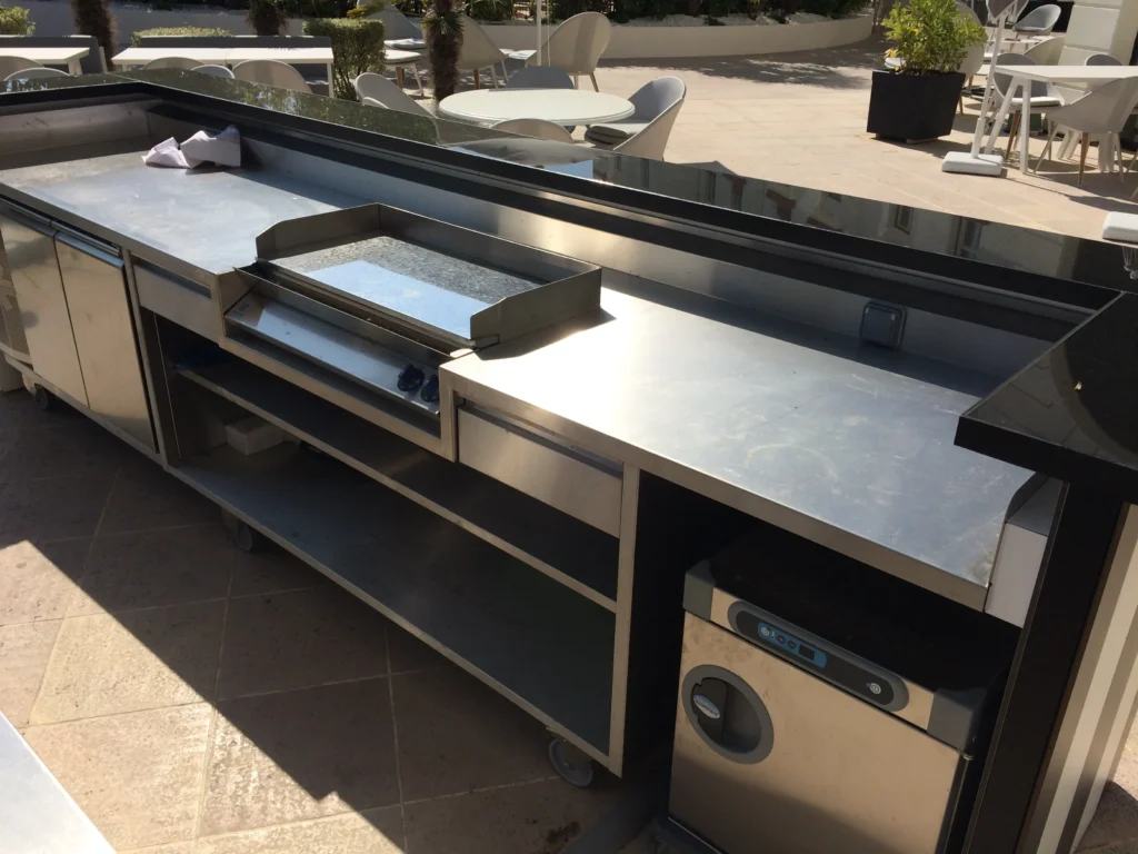mobilier-inox-cuisine-exterieur-inox-agencement-interieur-savinox-chaudronnerie-mettalerie-inox-sur-mesure-nantes-02