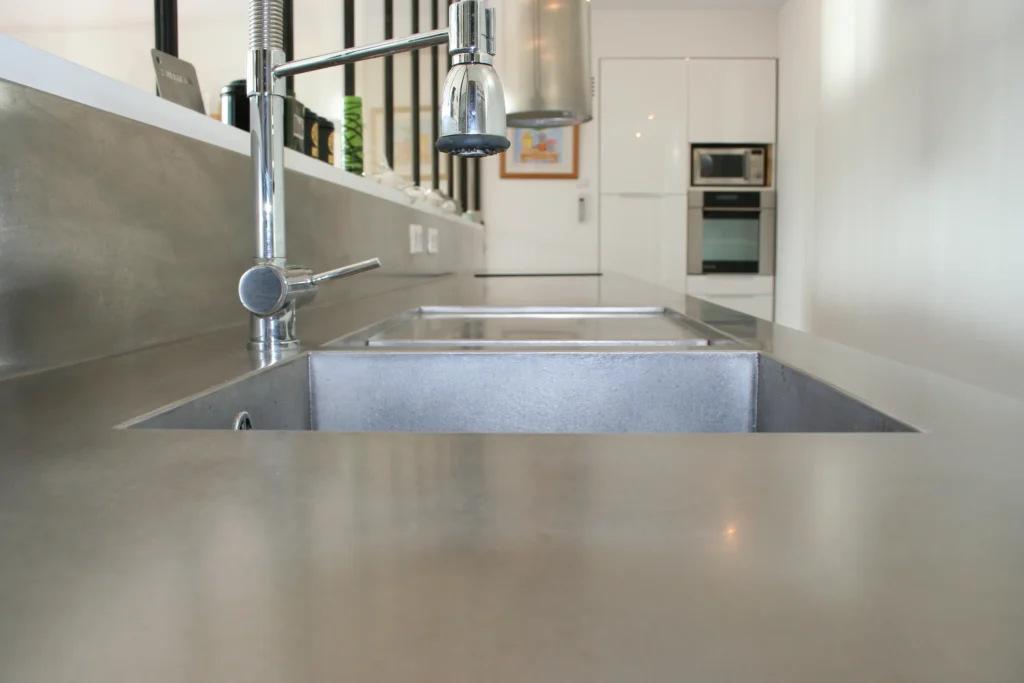 mobilier-inox-cuisine-residentielle-pour-architectes-agenceurs-savinox-chaudronnerie-mettalerie-inox-sur-mesure-nantes-47